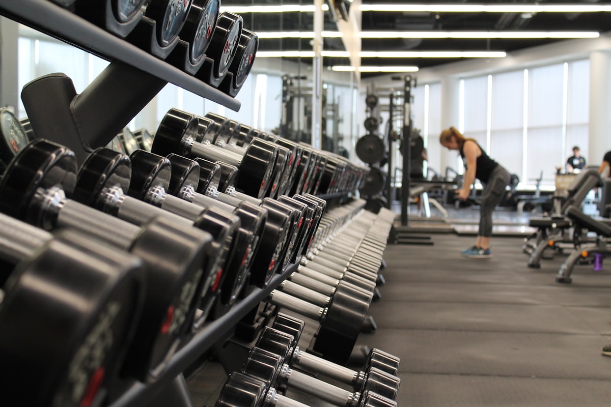 Interior de academia com equipamentos de musculação