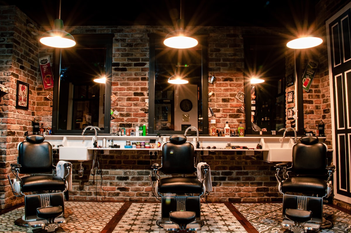 Interior de barbearia moderna com cadeiras