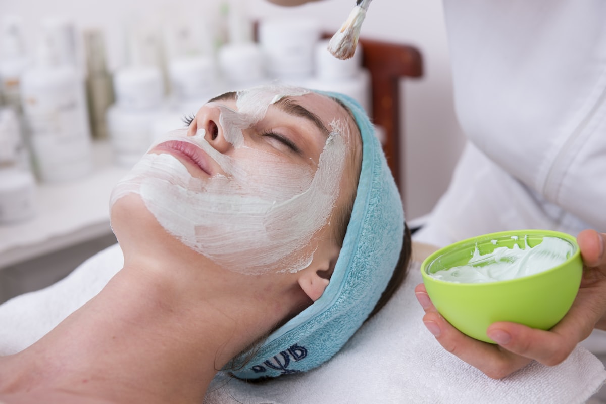 Procedimento estético facial em clínica moderna