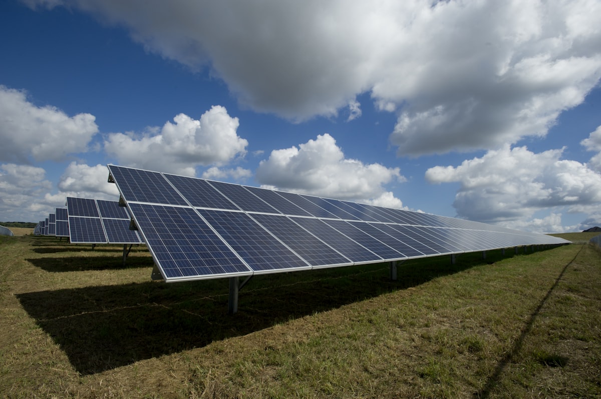Painéis solares instalados sob céu azul