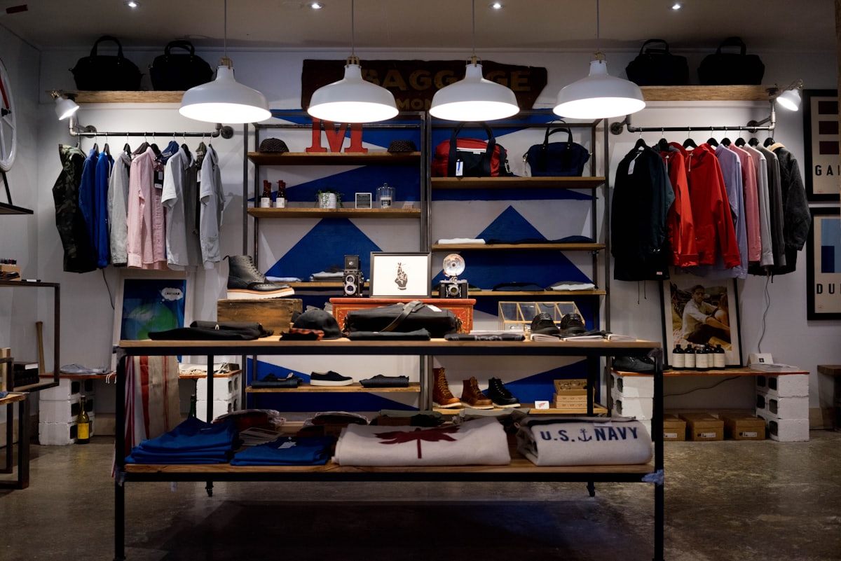 Vitrine de loja de roupas com araras organizadas