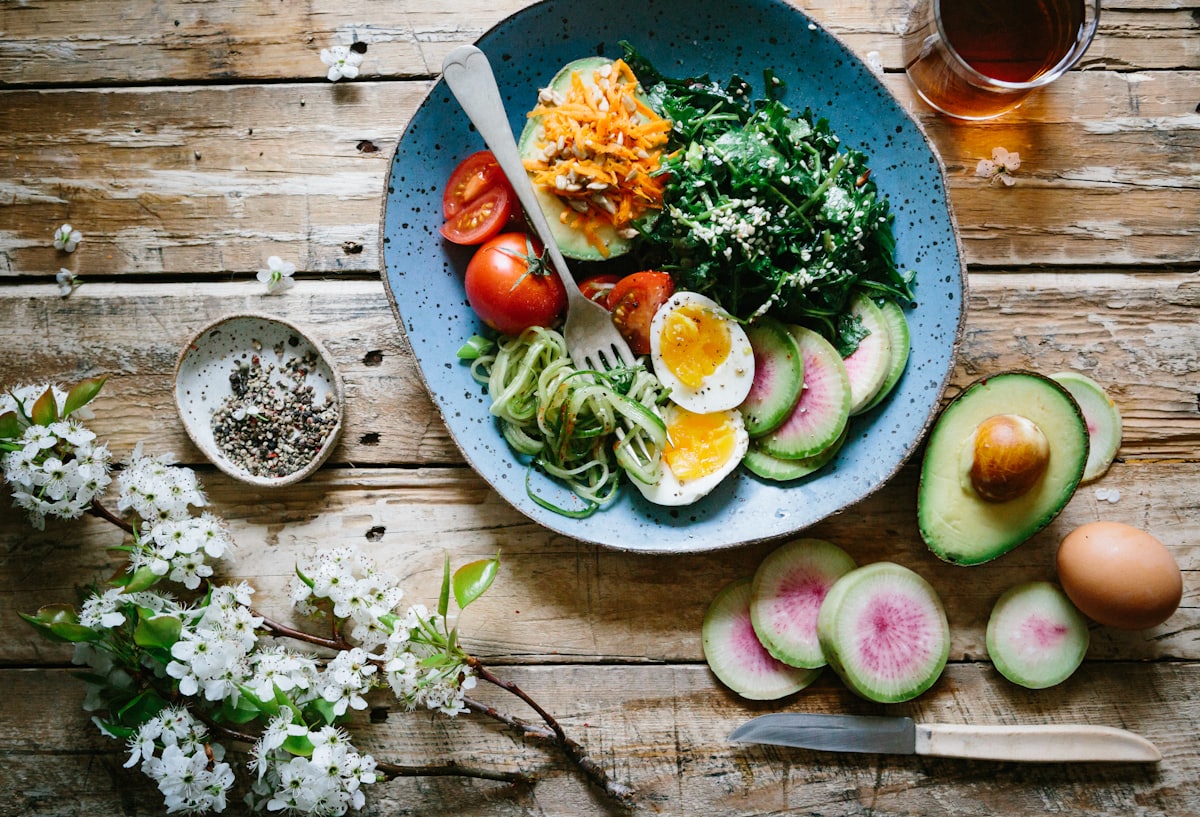 Mesa com alimentos saudáveis e planejamento nutricional
