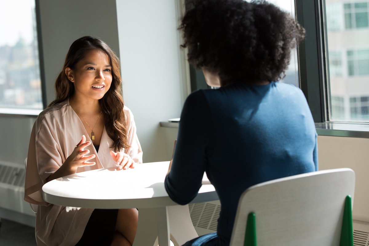 Ambiente acolhedor de consultório de psicologia